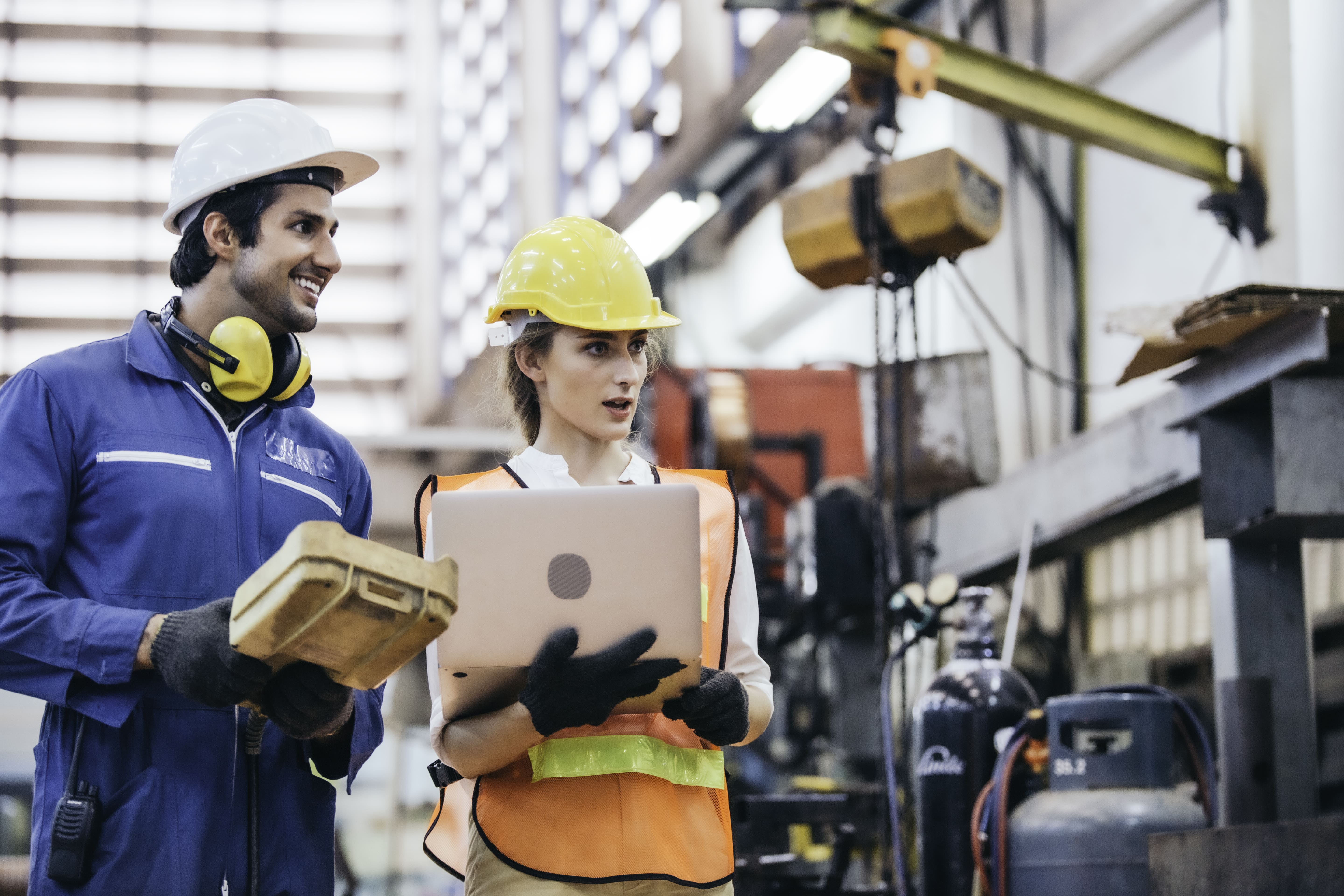 Outsourcing comercial en sectores industriales B2B: guía para calcular el coste real frente a equipo propio